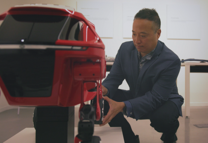 现代汽车新视野工作室(New Horizons Studio)的创始总监约翰·徐(John Suh)正在检查Elevate原型车的部件，这些部件需要非常坚固和轻便。