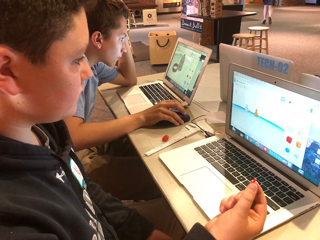学生在电脑上设计