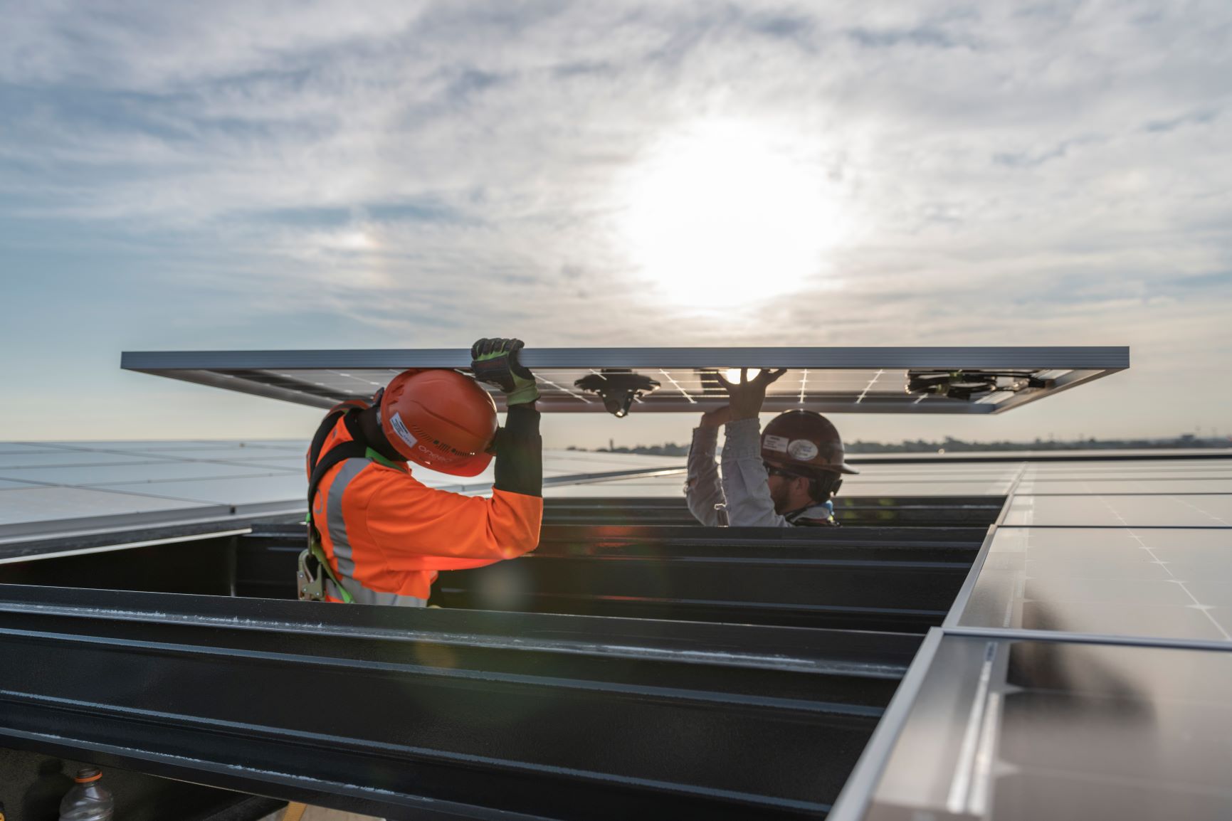 工人们在德克萨斯州圣安东尼奥的一栋建筑上安装太阳能电池板。