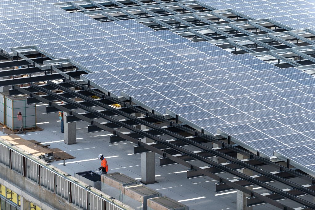 工人检查太阳能发电厂