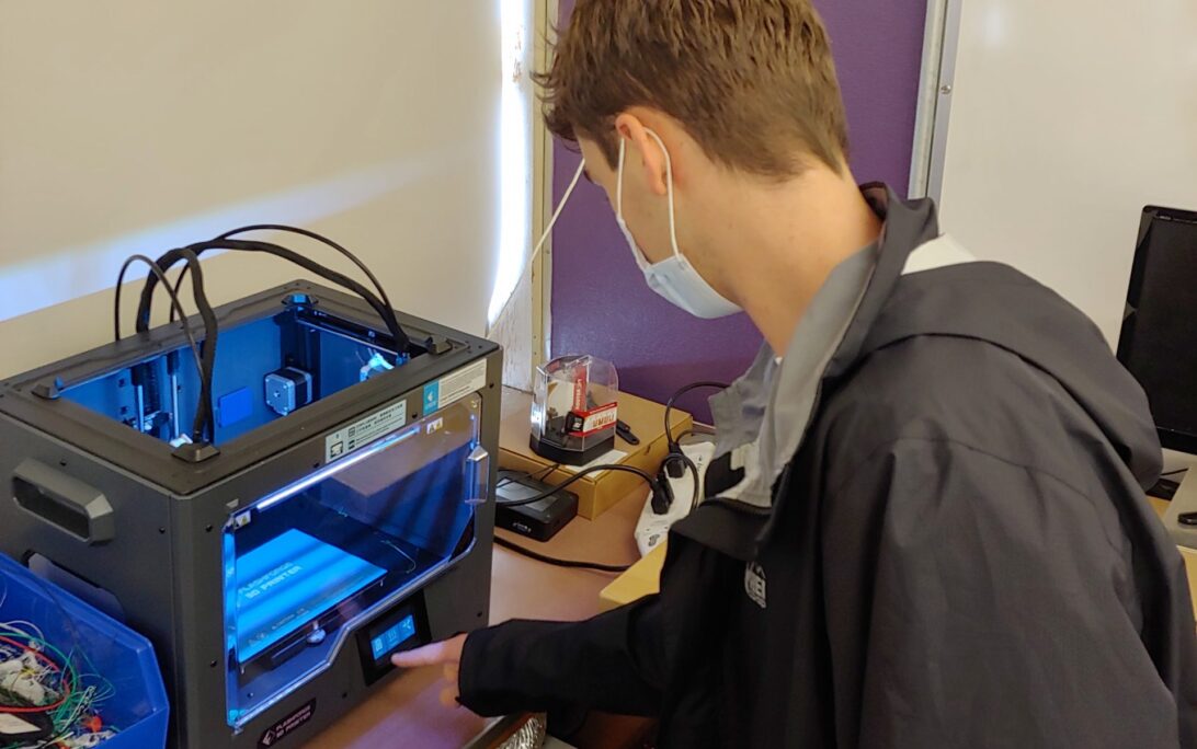 工程专业学生使用3D打印机