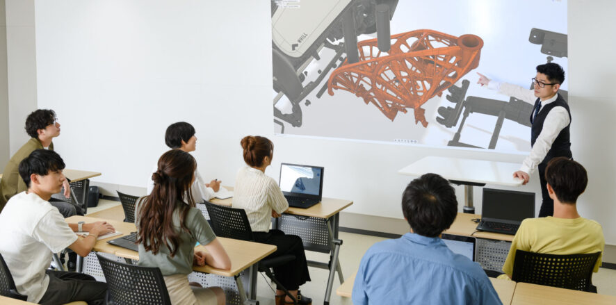 日本东京八王子学院，教师站在融合360学生面前的教室前。