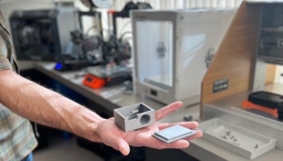 3D打印在融合360设计的学生制造的空气质量传感器外壳。