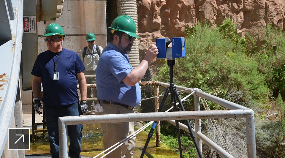 温斯洛(左)和项目团队使用激光扫描仪捕捉大坝和峡谷壁的高精度3D测量和视觉效果。