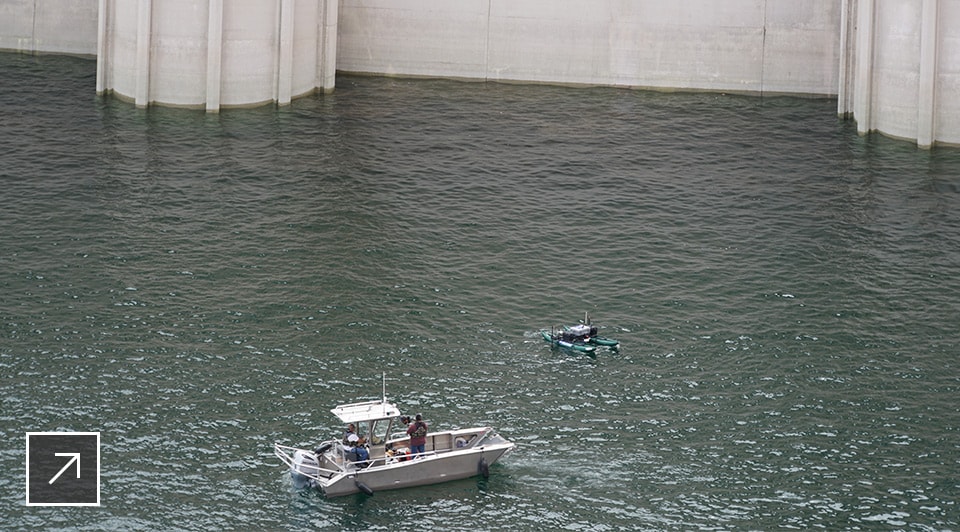 从Powell湖水库，Autodesk合作伙伴e-Trac引导远程操作车辆(ROV)使用声纳扫描大坝的水下表面。