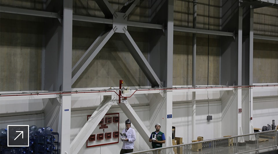 欧特克团队成员使用装有摄像头的无人机扫描了水电站主发电室高耸的内部。
